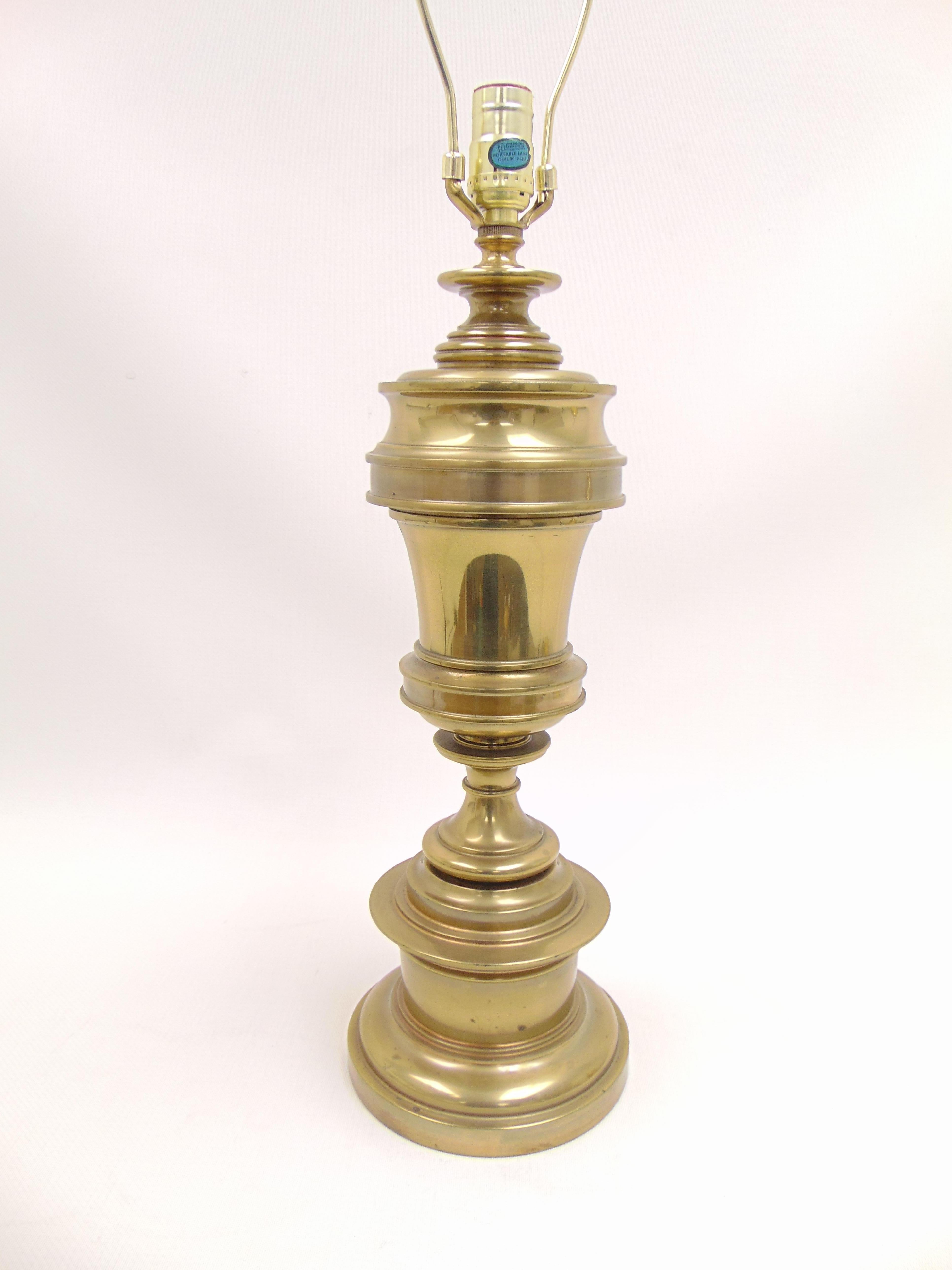 American Classical Traditional Brass Lamp by Stiffel In Fair Condition In Tulsa, OK