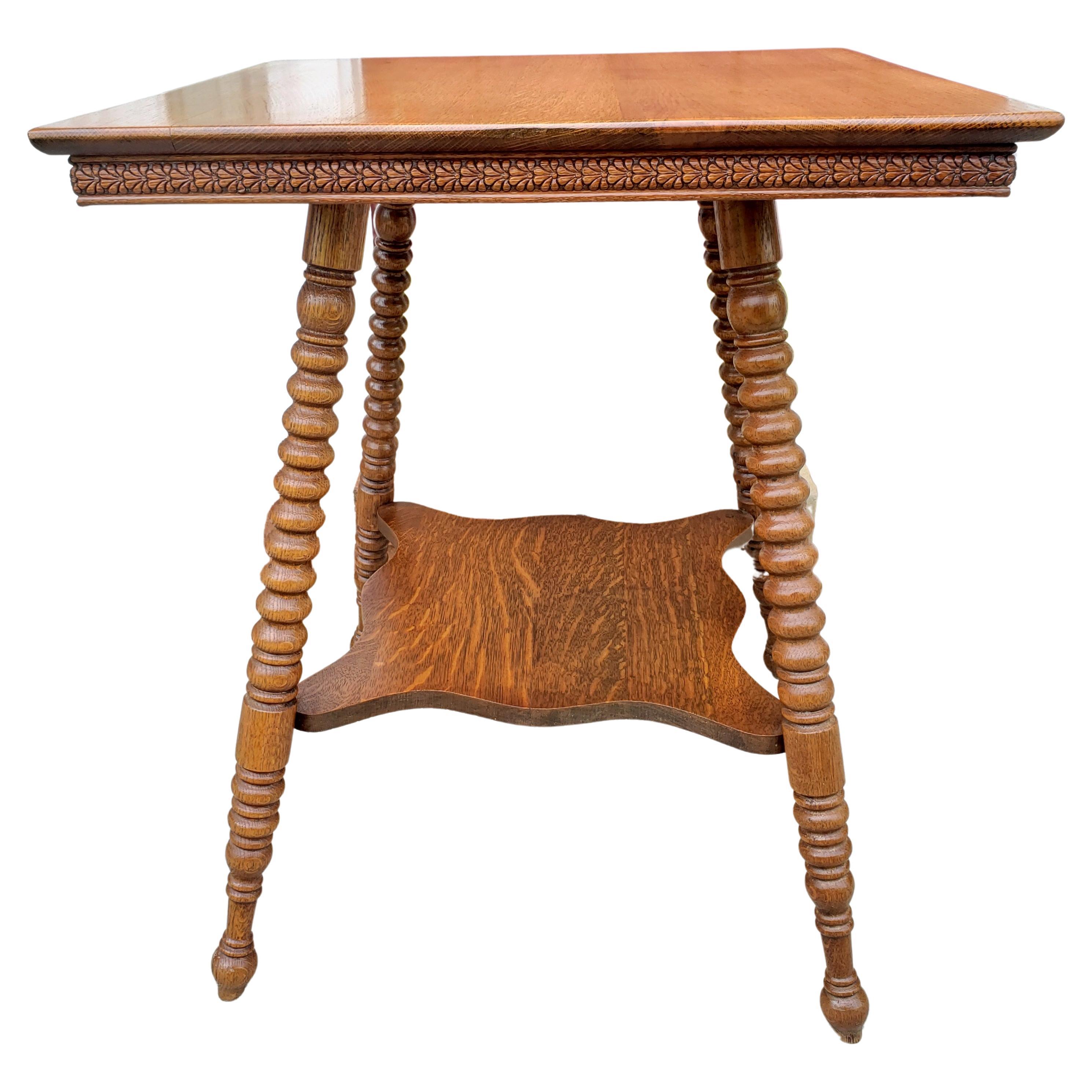 table de salon, table à thé carrée à deux niveaux, pieds en fuseau, des années 1930, avec des bords sculptés à la main. Mesure 23.5 