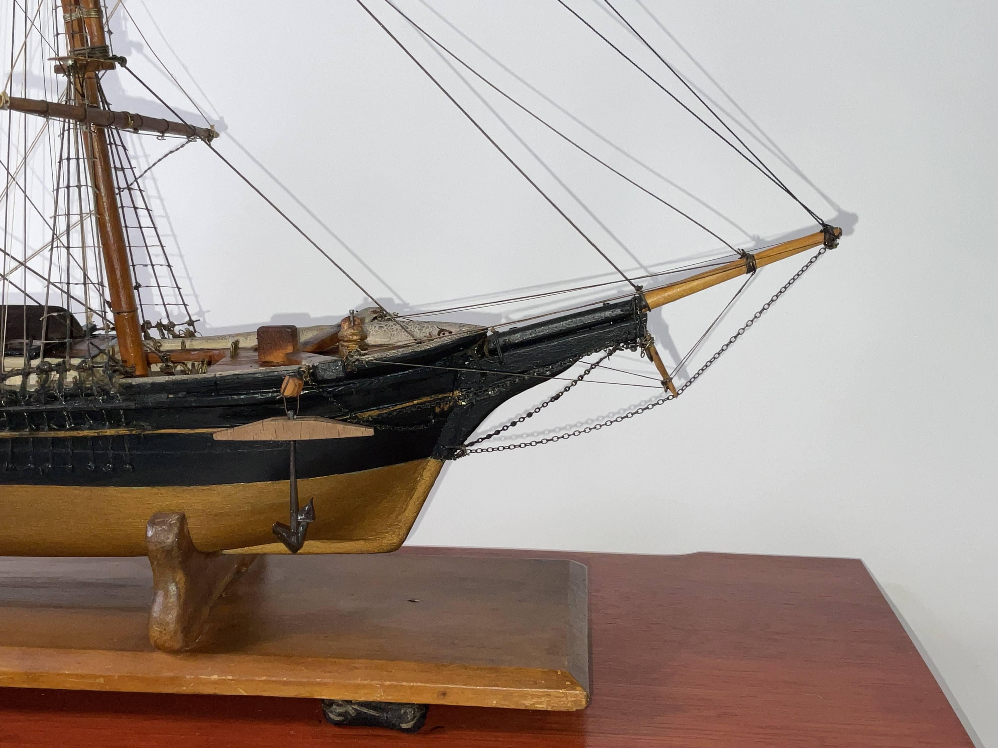 Legno Modello di nave American Clipper in custodia in vendita