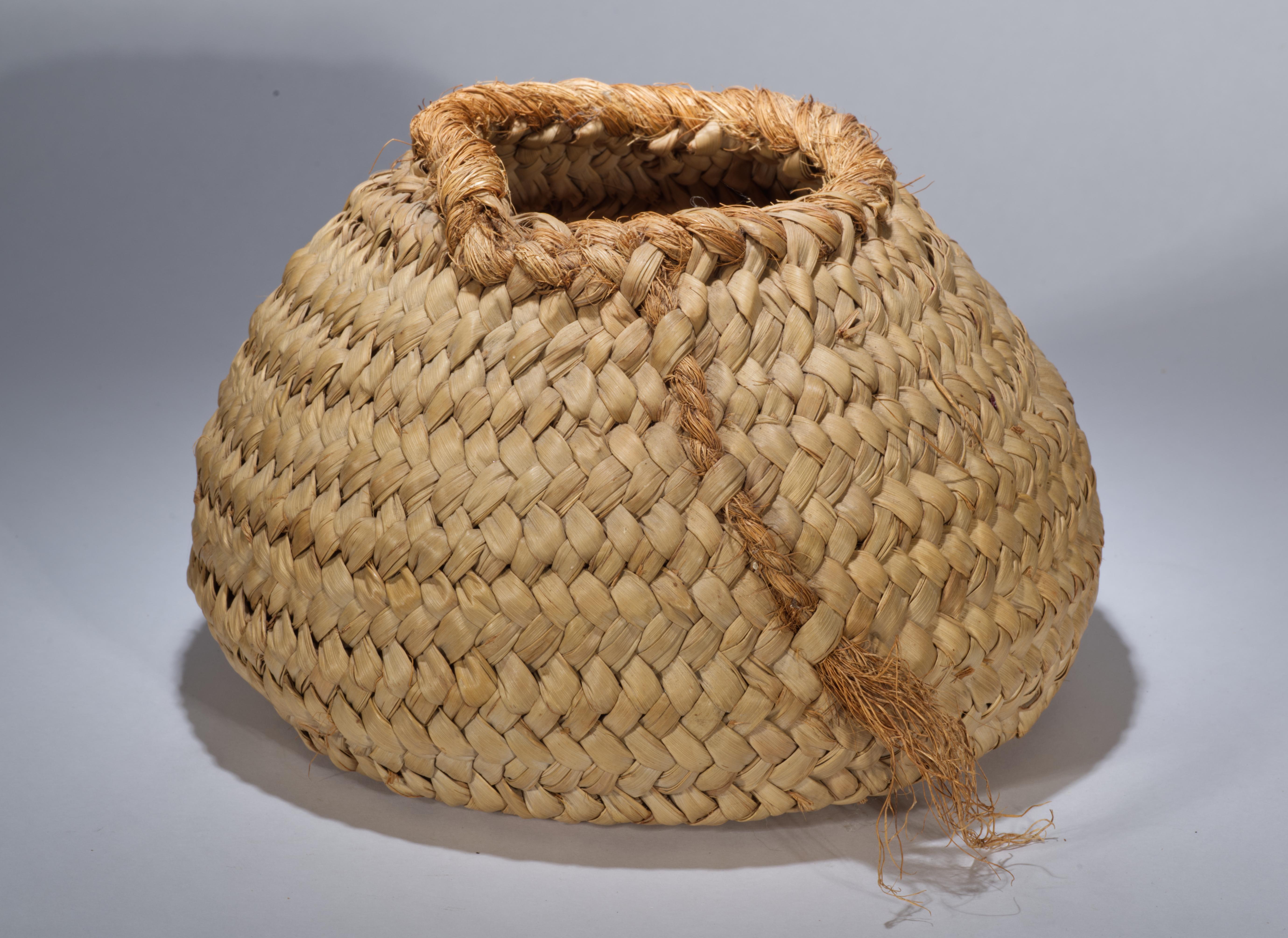 Arte popolare American Coiled Hand Woven Basket with Textured Decor in vendita