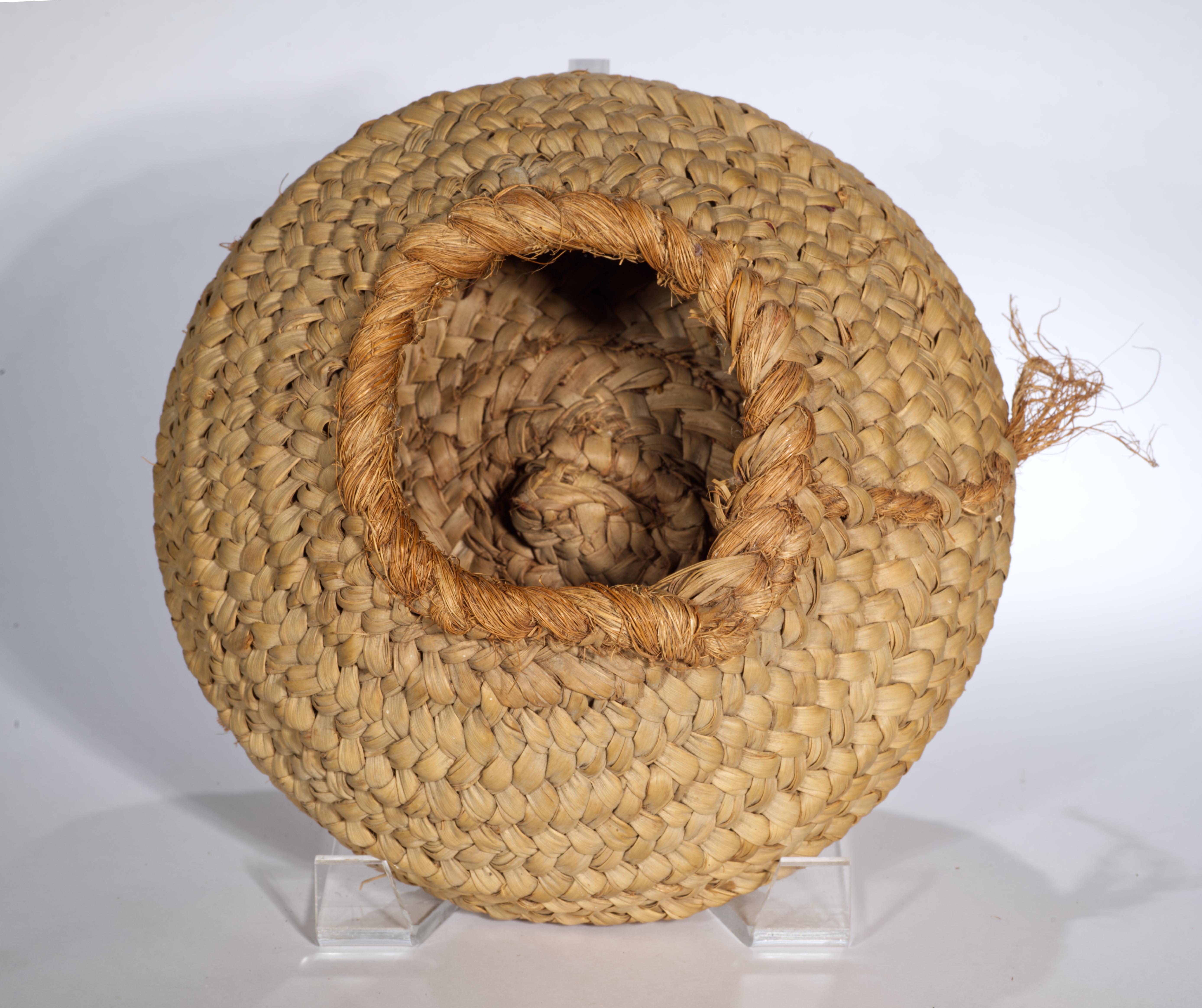 Americano American Coiled Hand Woven Basket with Textured Decor in vendita