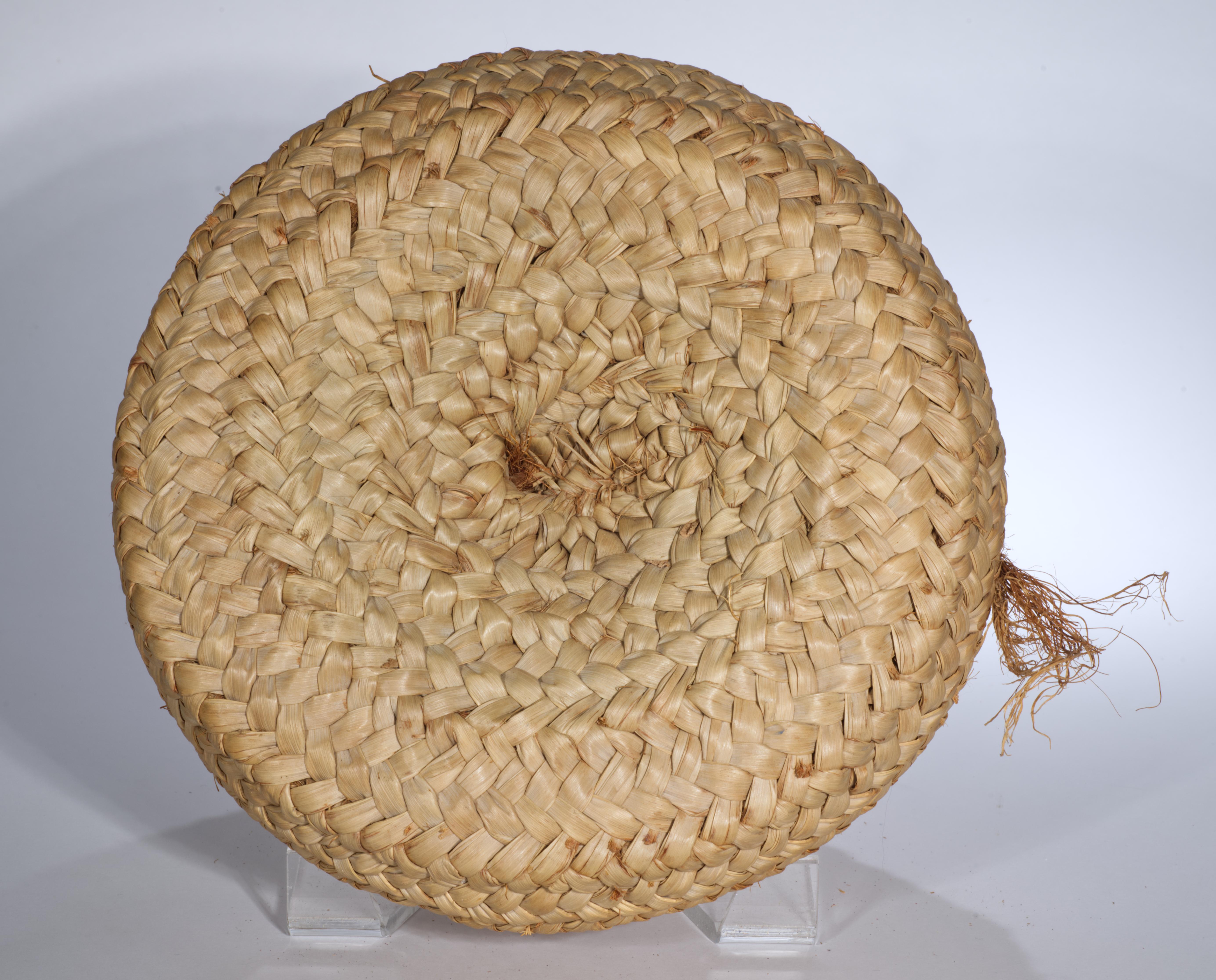 Fatto a mano American Coiled Hand Woven Basket with Textured Decor in vendita