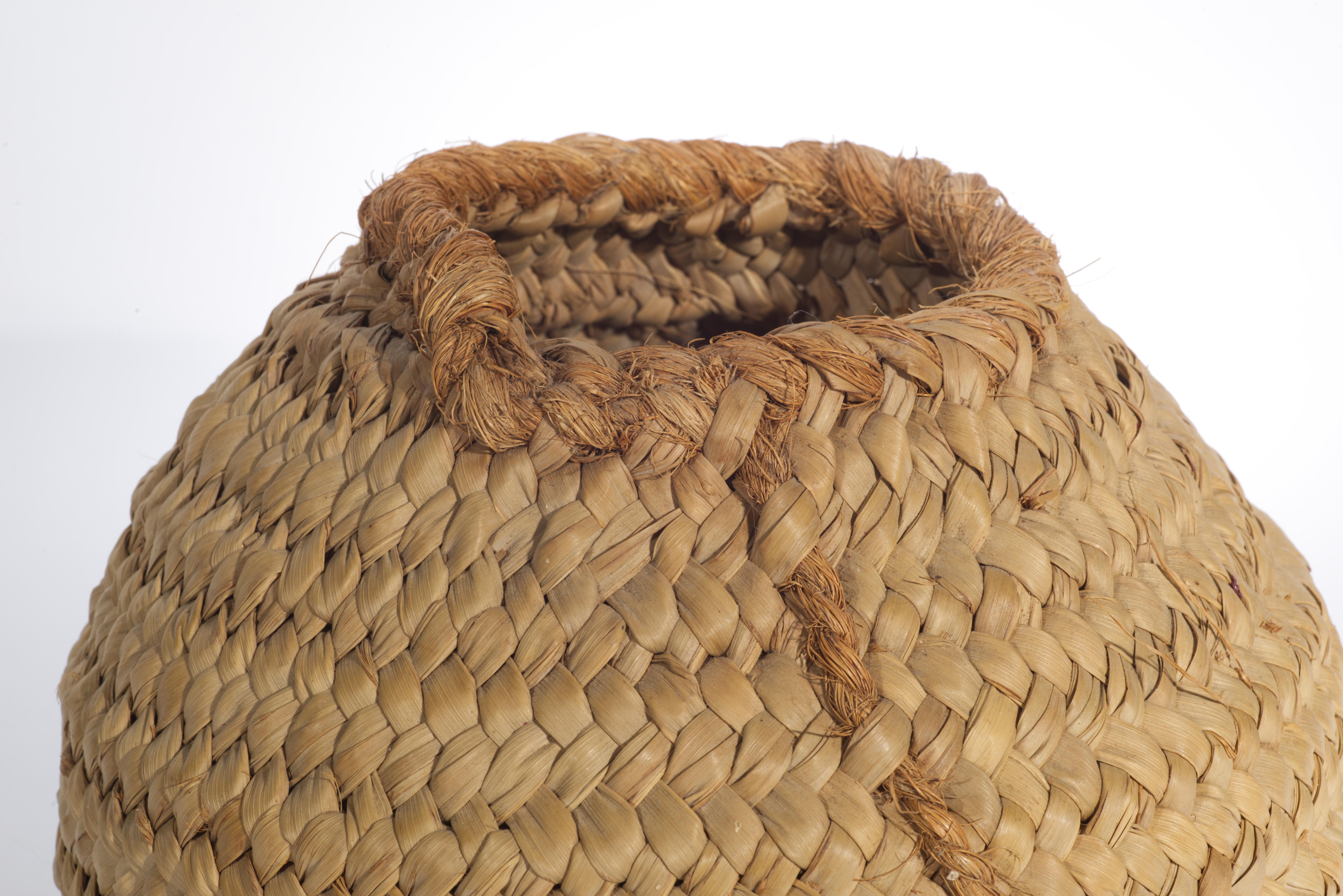 XX secolo American Coiled Hand Woven Basket with Textured Decor in vendita