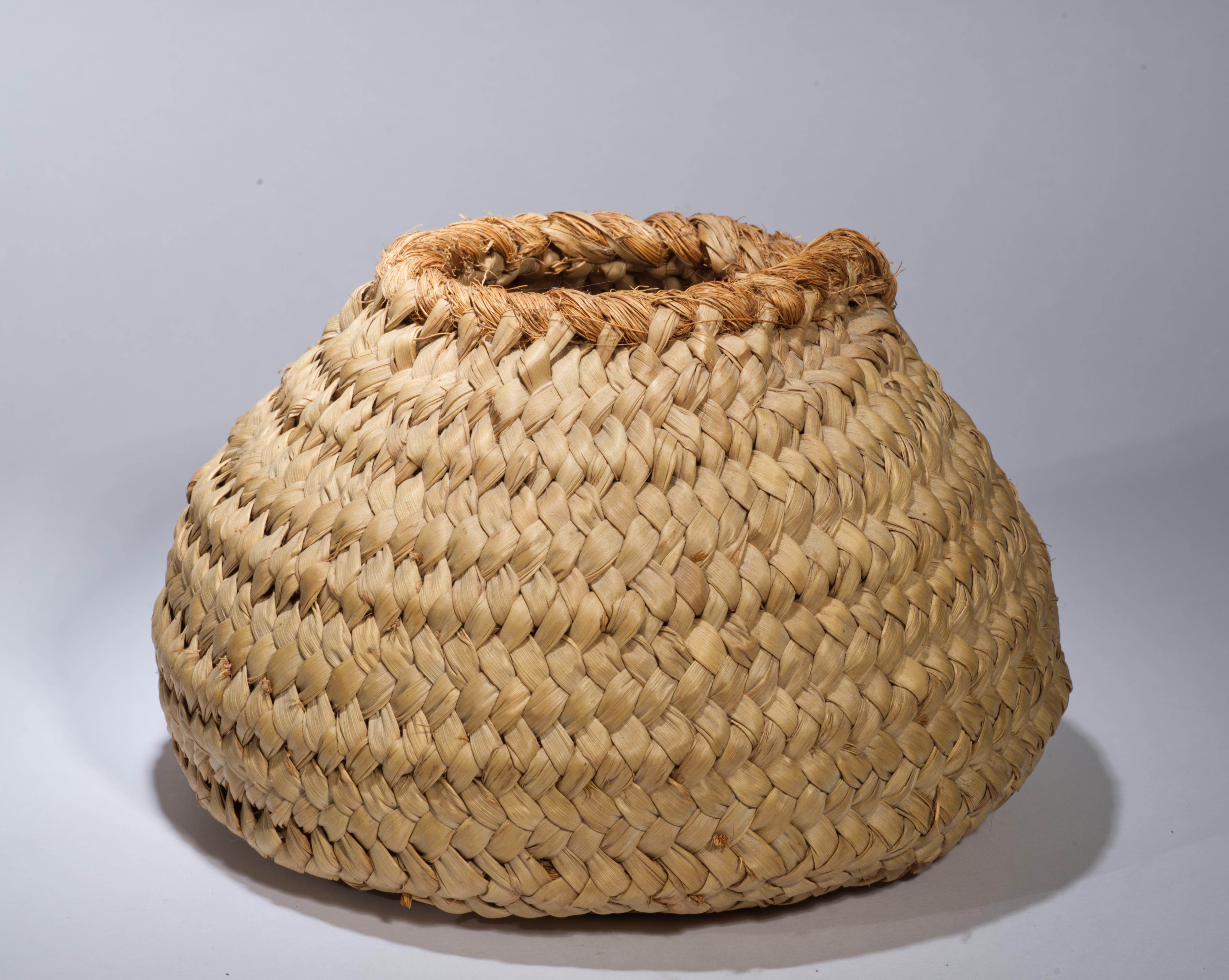 Fibra naturale American Coiled Hand Woven Basket with Textured Decor in vendita
