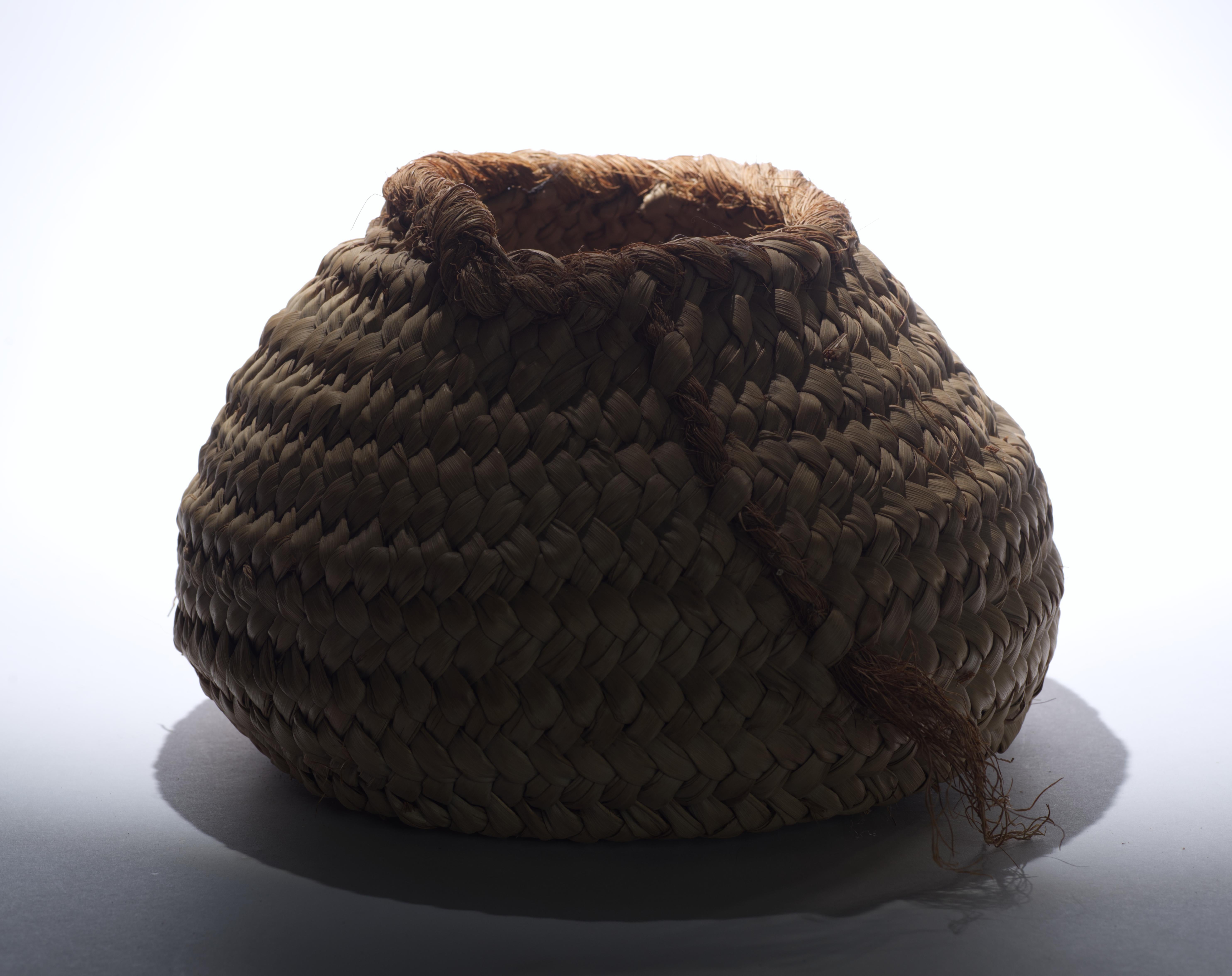 American Coiled Hand Woven Basket with Textured Decor in vendita 1