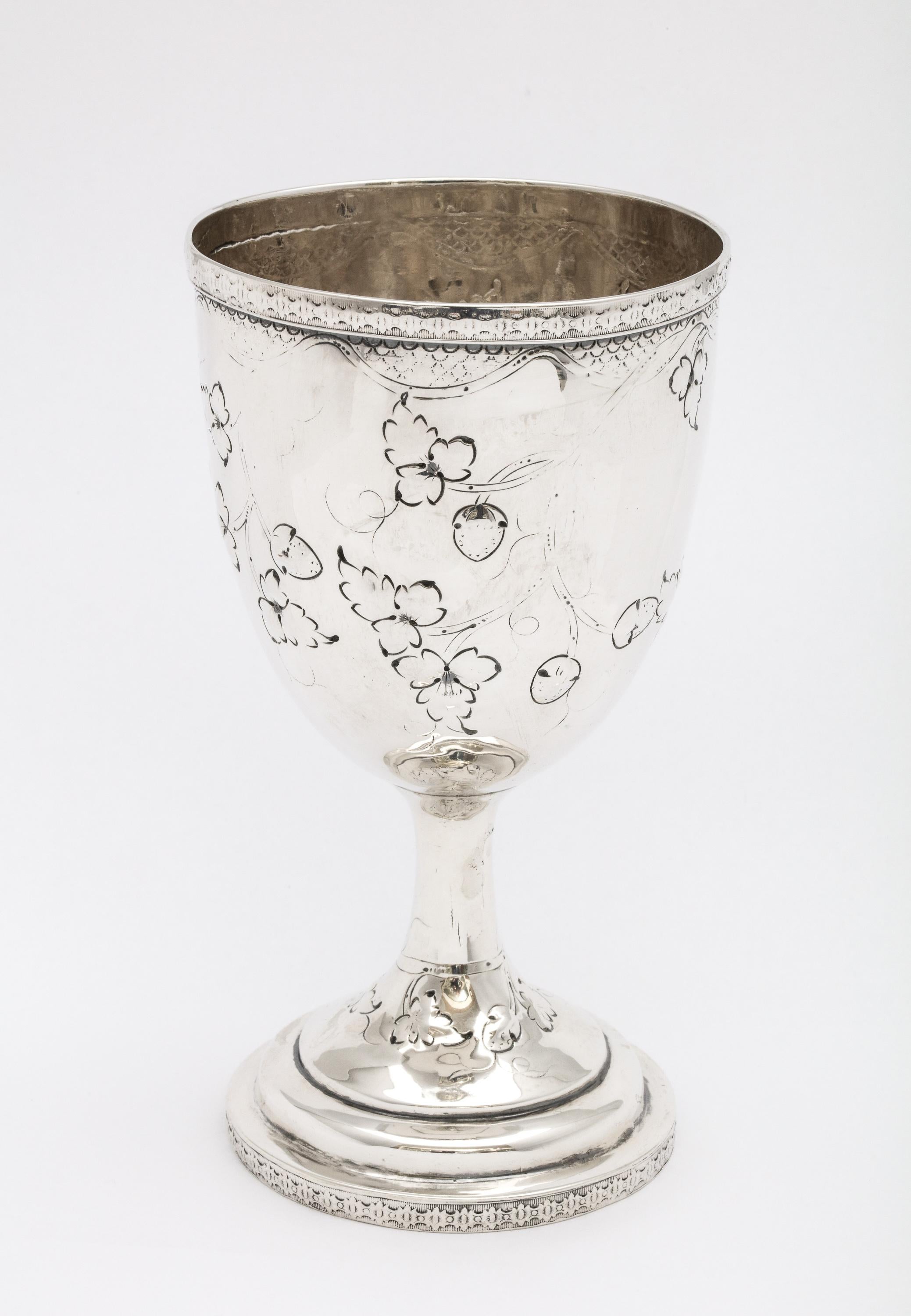 Pokal aus amerikanischem Münzsilber (.900), Philadelphia, Ca. 1850er Jahre, Peter L. Krider - Hersteller. Maßnahmen 6 Zoll hoch x 3 Zoll Durchmesser über Öffnung x 3 Zoll Durchmesser über Basis. Geschmückt mit Girlanden, Blättern, Früchten, etc.