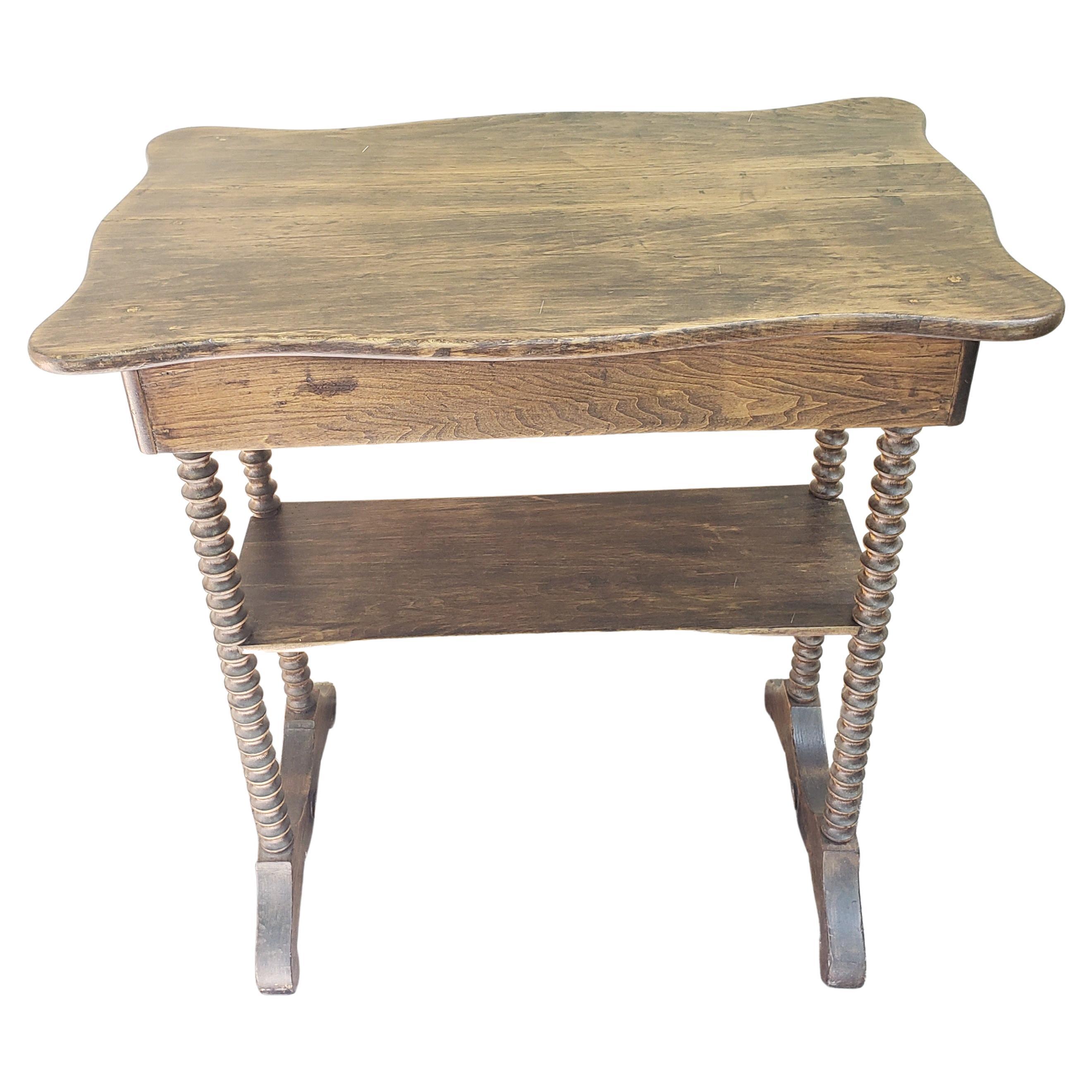 Table Vintage Coloni à deux niveaux en bon état. Dimensions : 26