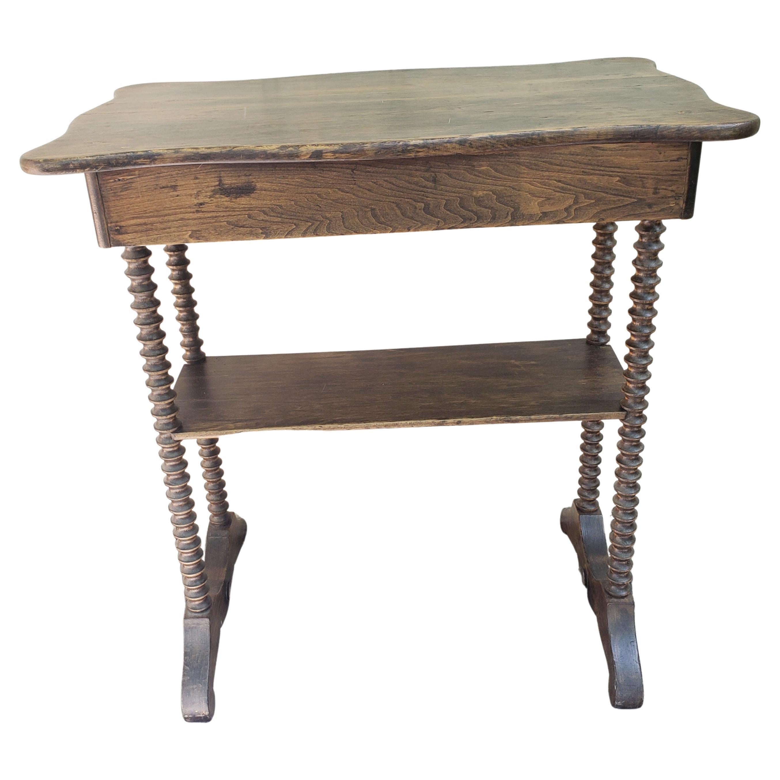 Tavolo Occasionale Coloniale Americano a 2 piani con gambe a rocchetto in Oak