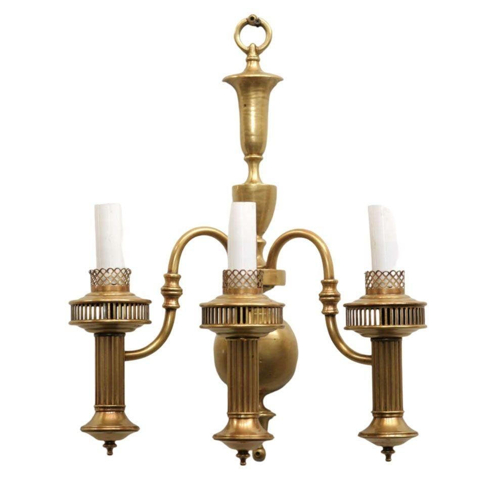 Aplique de pared colonial americano de latón macizo con enchufes eléctricos estilo lámpara de aceite de 3 niveles.

3-disponible.