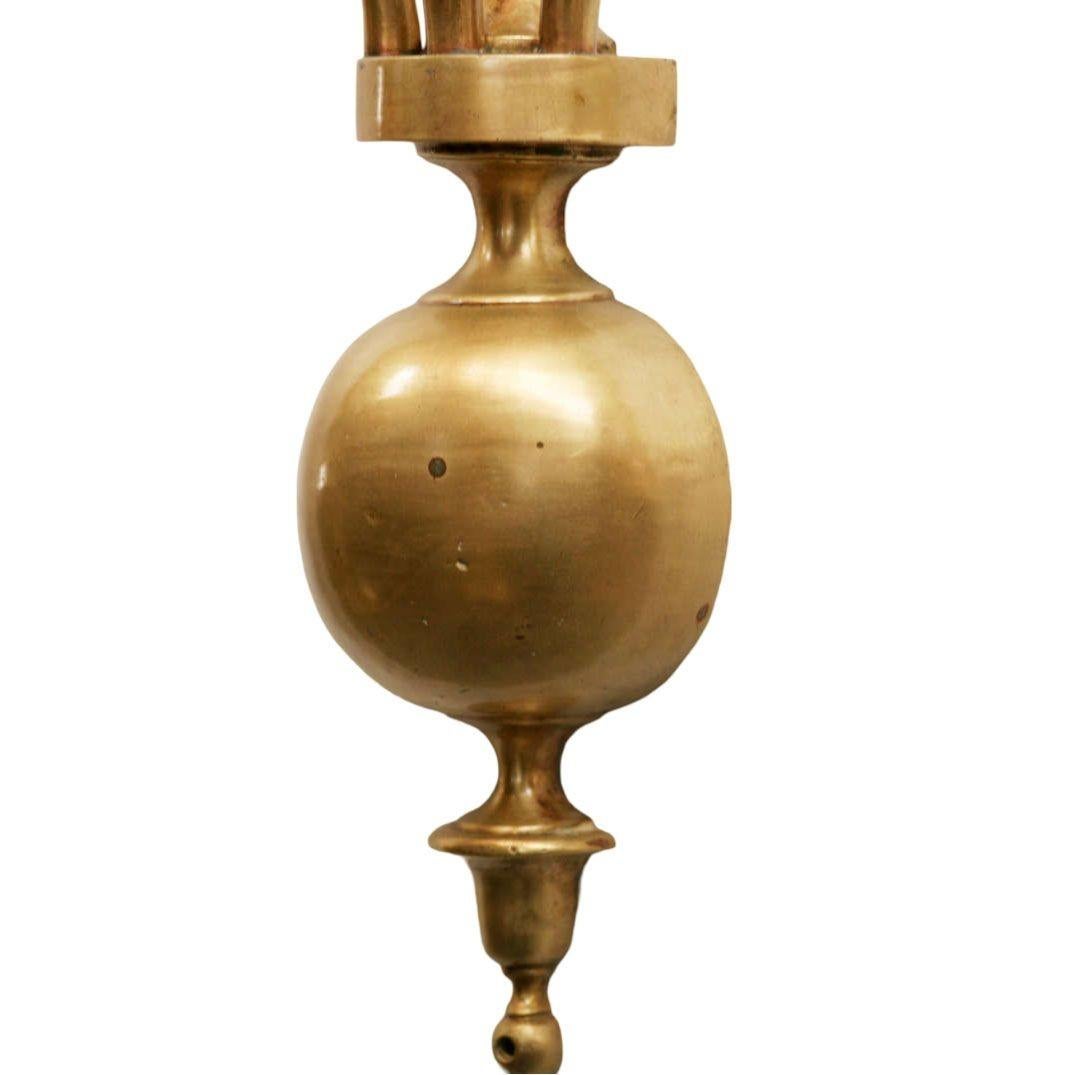 Lámpara de pared convertida en lámpara de aceite de latón colonial americano mediados del siglo XX en venta