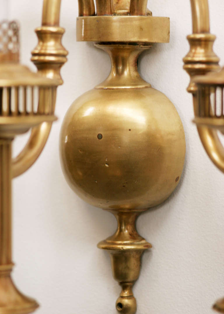 American Colonial Brass Converted Oil Lamp Wall Sconce In Excellent Condition For Sale In Van Nuys, CA