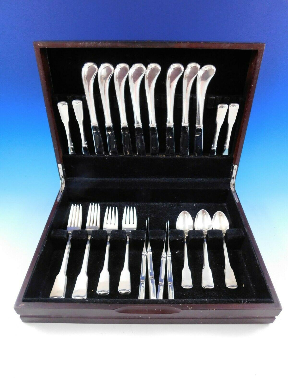 American Colonial by Oneida, circa 1975, sterling silver Flatware set, 40 pieces. This scarce pattern features a classic fiddle shape design and wonderful pistol grip knife handles. This set includes:

8 Knives, 9 1/4