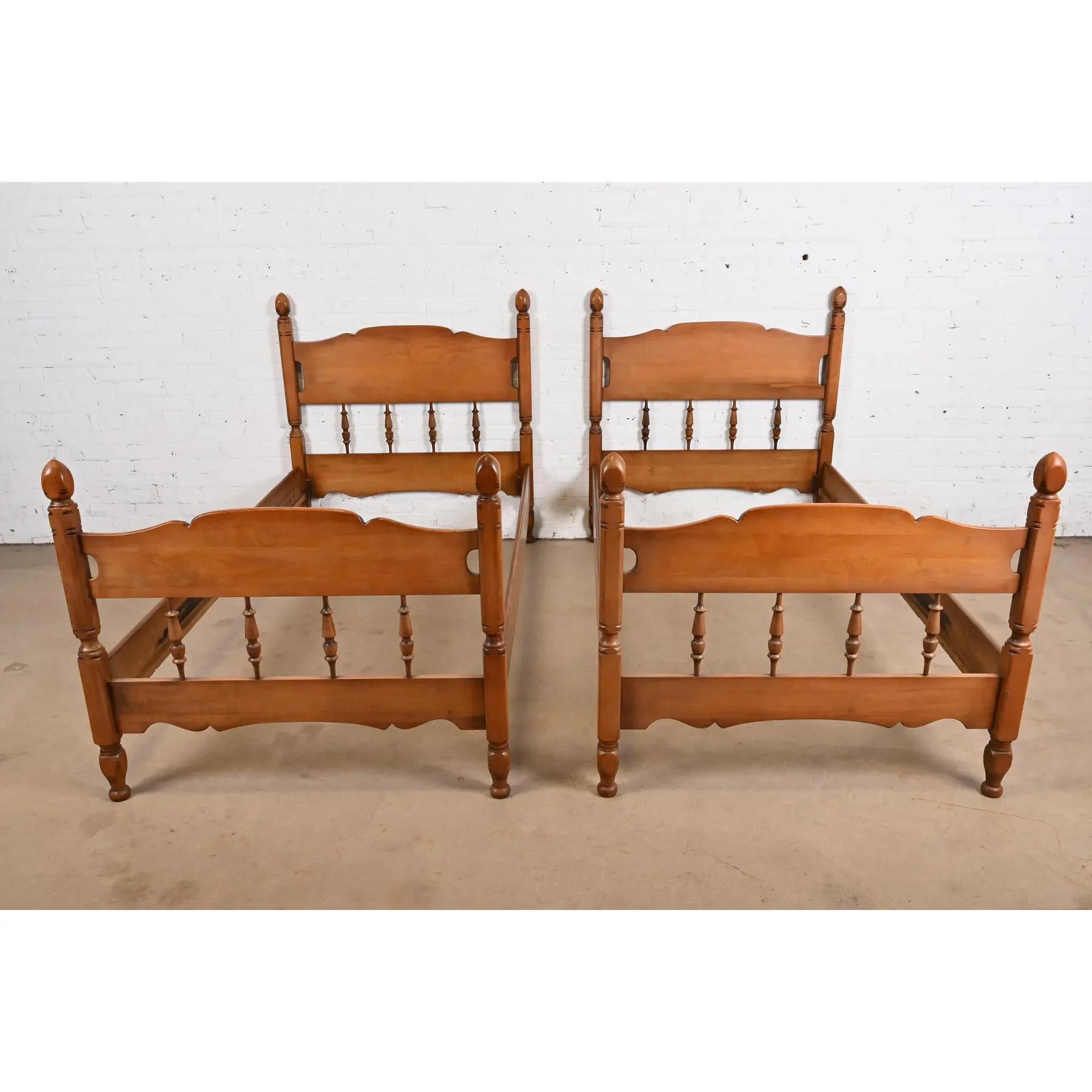A beautiful pair of American Colonial style carved cherry wood twin size spindle bed frames

By Empire Furniture

USA, Circa 1960s

Each bed measures: 42.25