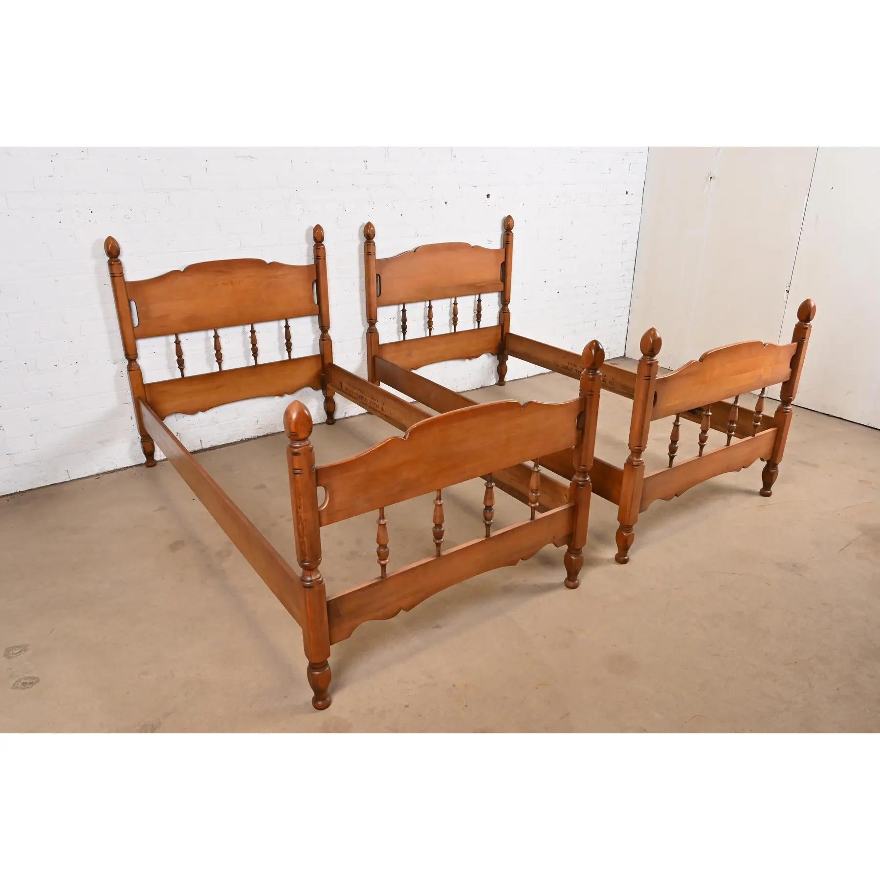 Letto a due piazze a fuso in legno di ciliegio intagliato in stile coloniale americano di Empire Furniture In condizioni buone in vendita a South Bend, IN
