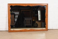 Espejo de pared colonial americano con marco de arce tallado, años 60