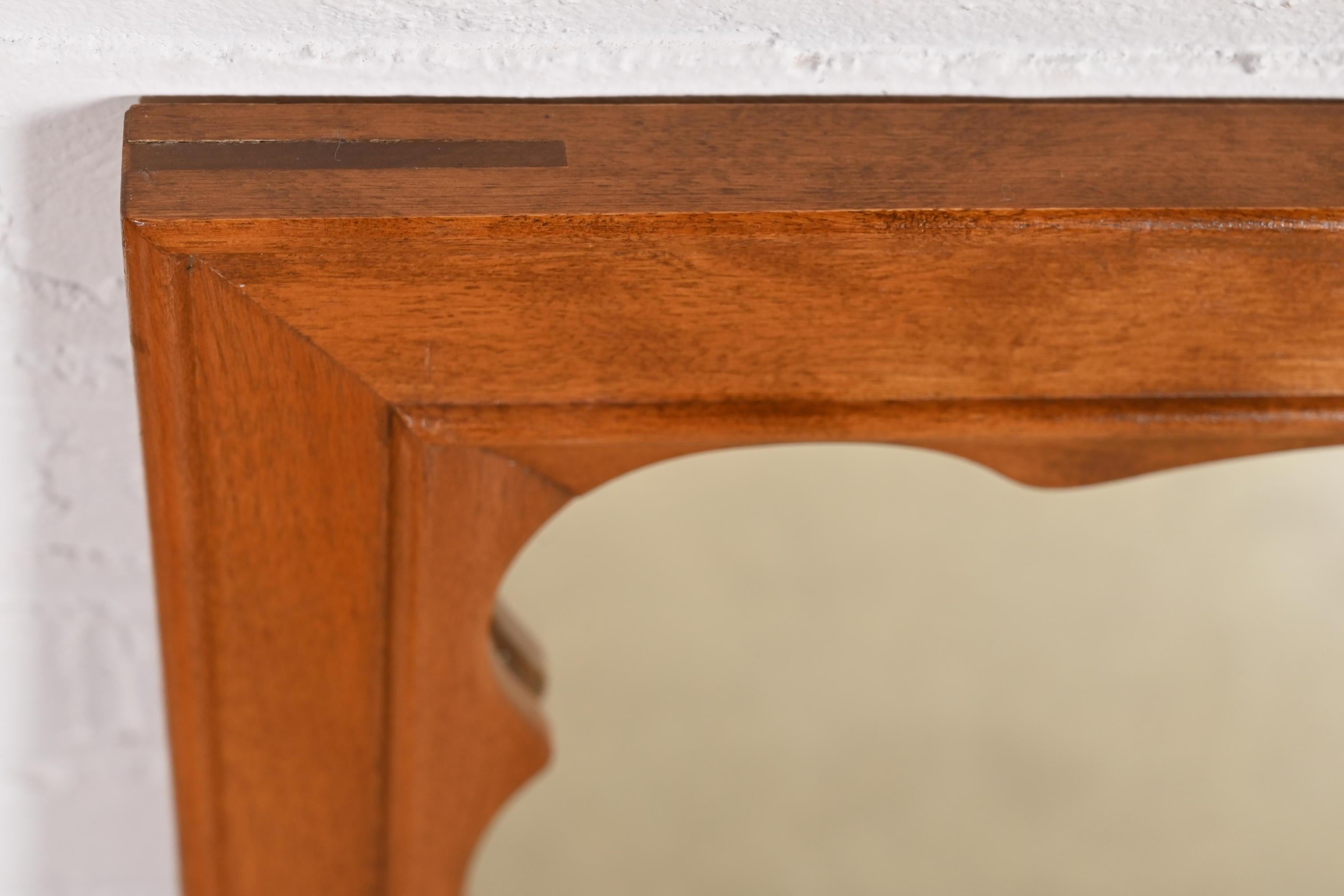 Metà XX secolo Specchio da parete con cornice in acero intagliato in stile coloniale americano, anni '60 in vendita