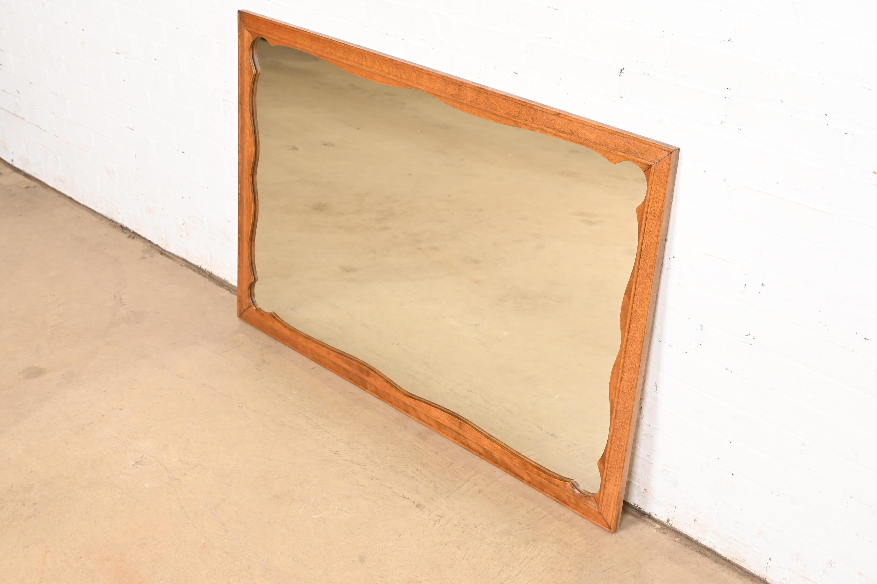 Colonial américain Miroir mural colonial américain encadré d'érable sculpté, années 1970 en vente