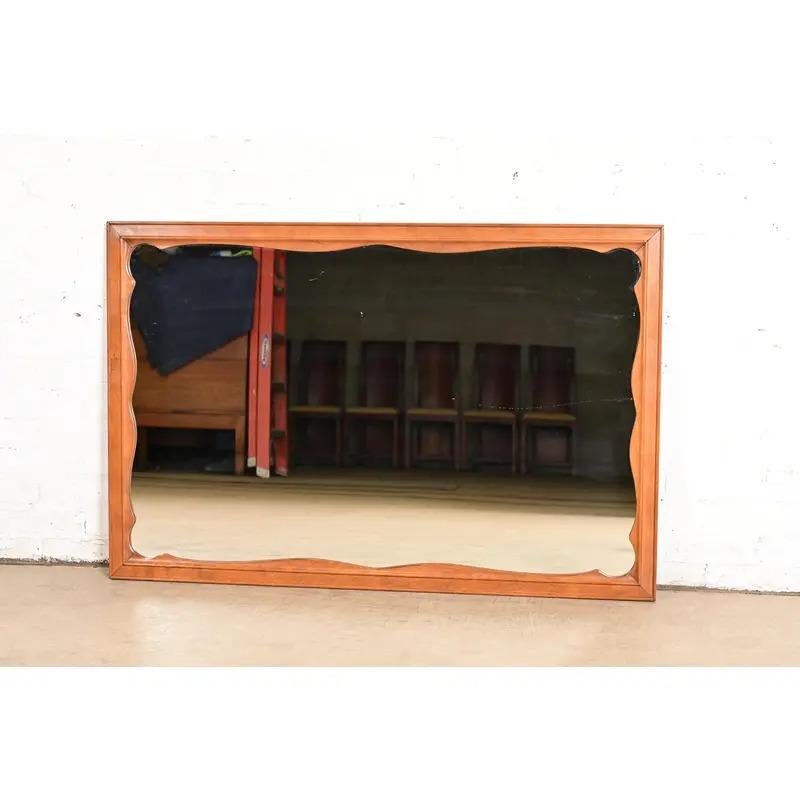 Colonial américain Miroir mural colonial américain encadré d'érable sculpté, années 1970 en vente