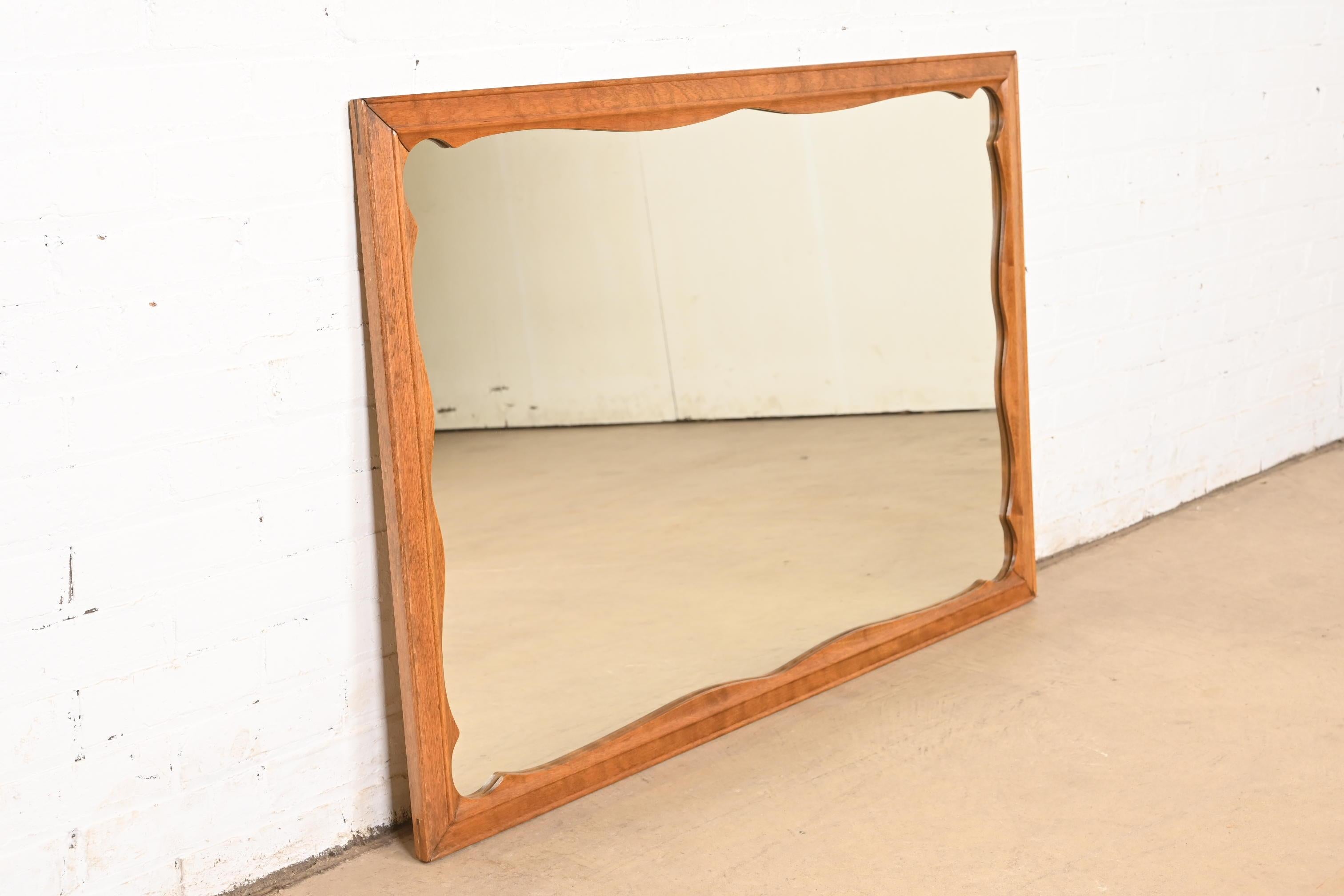 Américain Miroir mural colonial américain encadré d'érable sculpté, années 1970 en vente