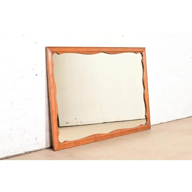 Américain Miroir mural colonial américain encadré d'érable sculpté, années 1970 en vente