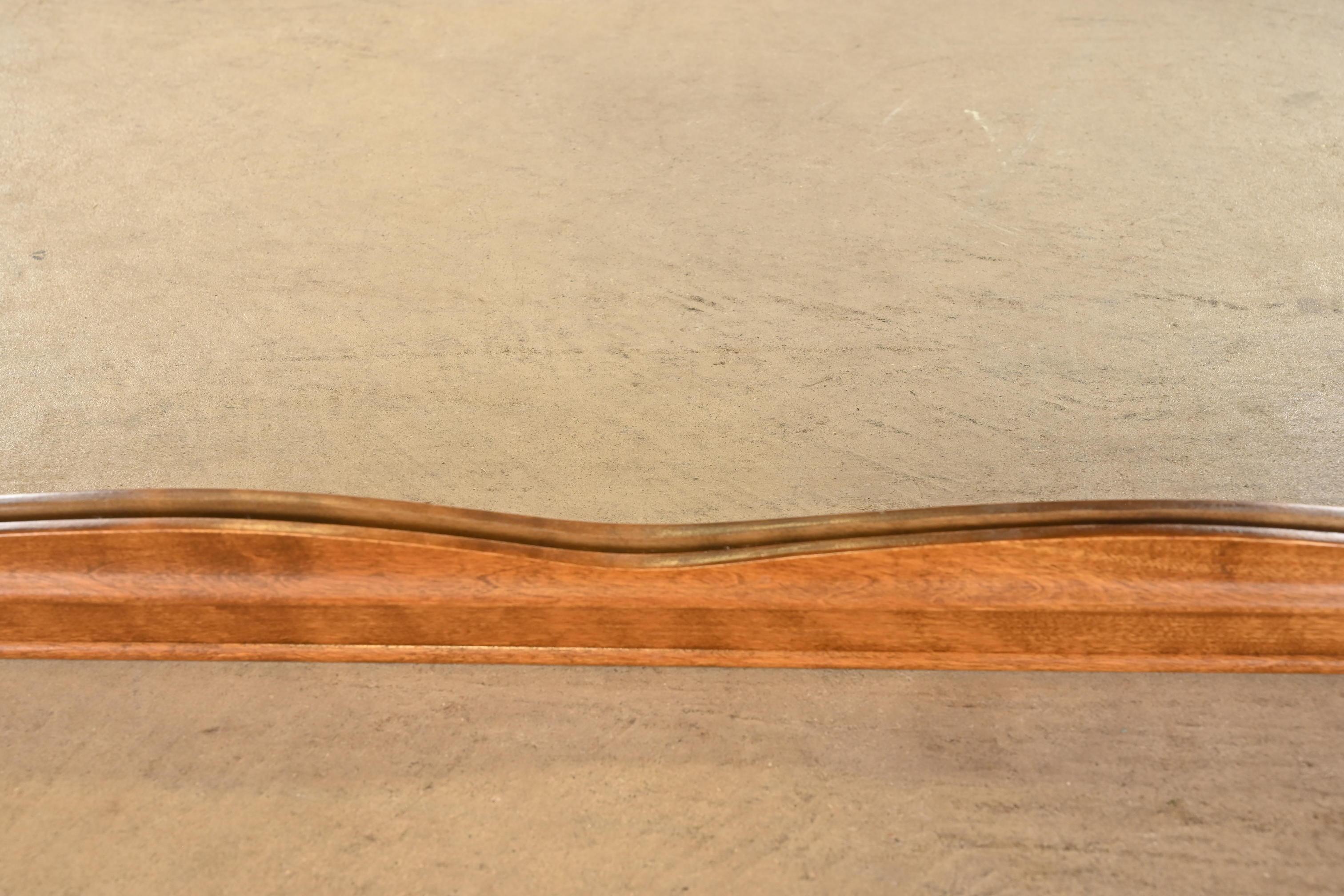 Fin du 20e siècle Miroir mural colonial américain encadré d'érable sculpté, années 1970 en vente