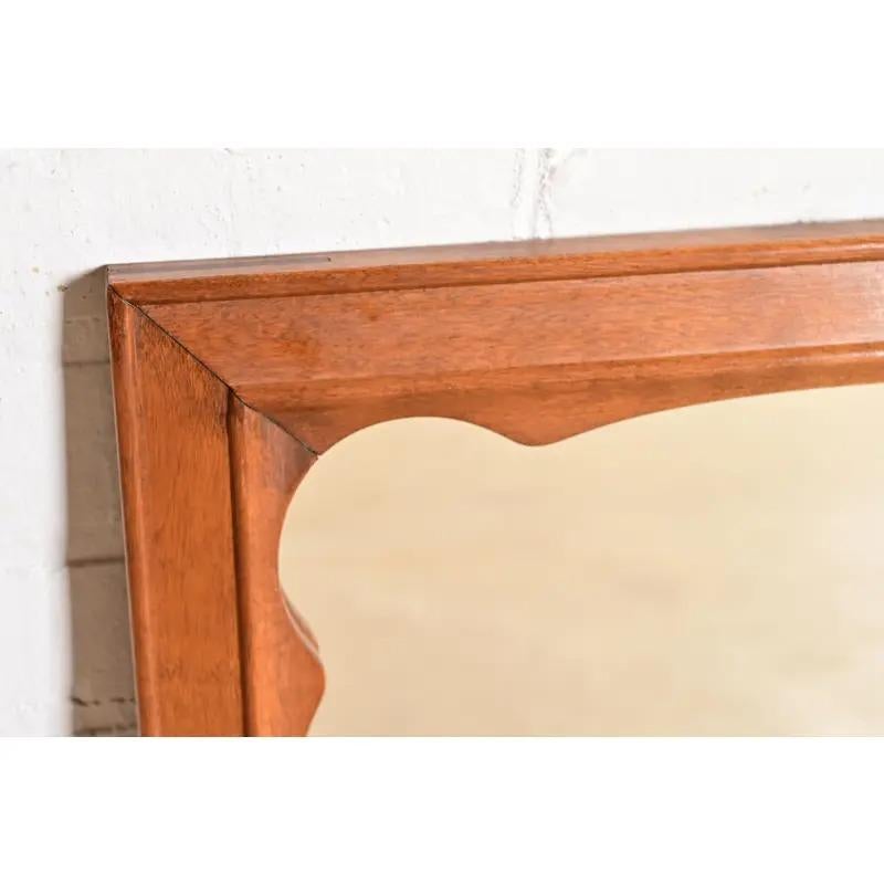 Fin du 20e siècle Miroir mural colonial américain encadré d'érable sculpté, années 1970 en vente