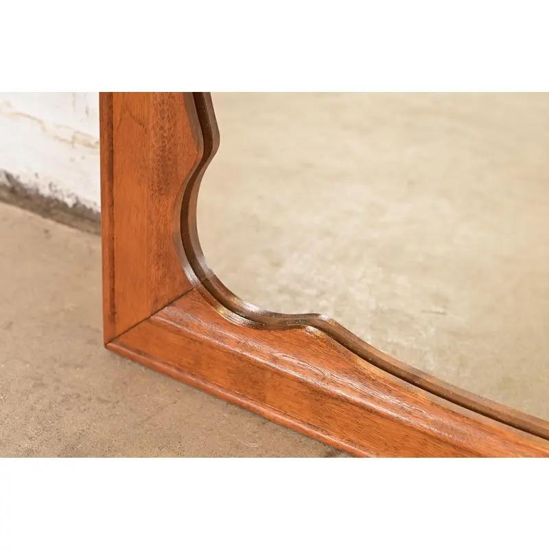 Miroir mural colonial américain encadré d'érable sculpté, années 1970 en vente 1