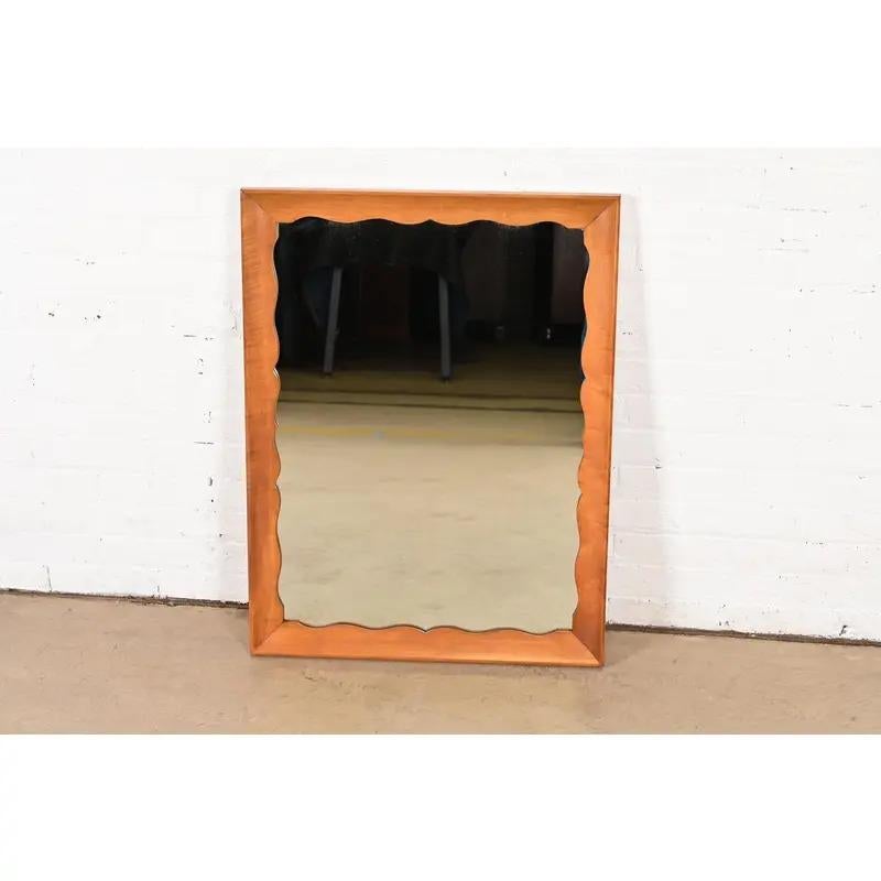 A gorgeous American Colonial or Early American style carved solid maple framed wall mirror

USA, Circa 1970s

Measures: 25.25