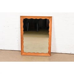 Espejo de pared colonial americano con marco de arce tallado, circa años 70