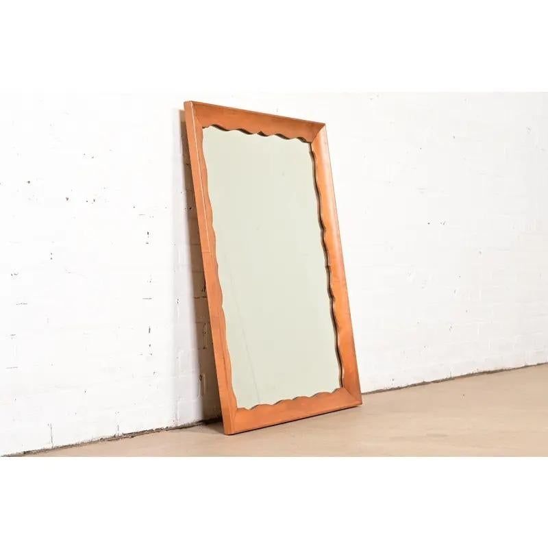 American Colonial Carved Maple Framed Wall Mirror, Circa 1970s In Good Condition For Sale In South Bend, IN