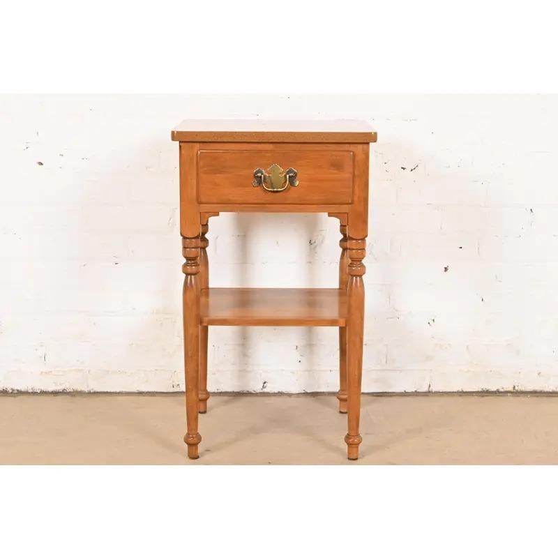Uno splendido tavolino o comodino a due livelli in stile Coloni americano

USA, 1977

Acero massiccio intagliato, con ferramenta originale in ottone.

Misure: 16