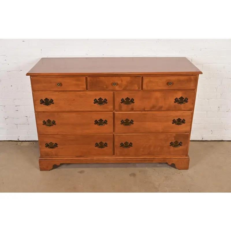 Uno splendido comò, credenza o cassettiera a nove cassetti in stile Coloniale Americano, Georgiano o Chippendale

USA, circa anni '1970

Acero massiccio intagliato, con ferramenta originale in ottone.

Misure: 52 