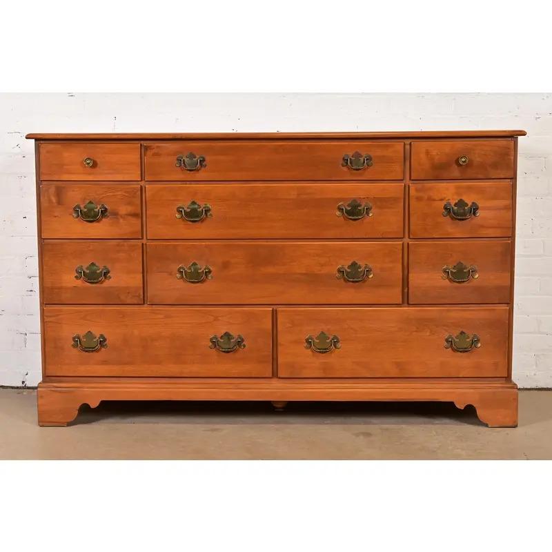 Uno splendido comò, credenza o cassettiera a undici cassetti in stile Coloni, Georgiano o Chippendale.

USA, circa anni '1970

Acero massiccio intagliato, con ferramenta originale in ottone.

Misure: 58