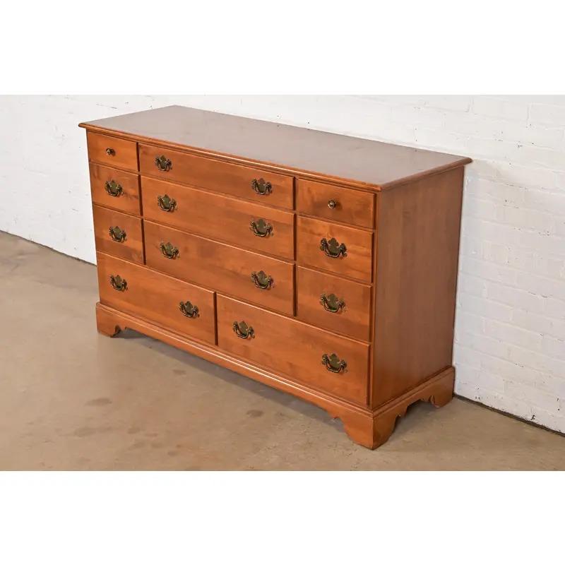 Americano Comò o cassettiera Coloniale Americana, CIRCA ANNI 70 in vendita