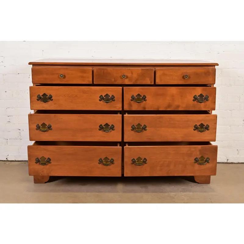 Comò o cassettiera Coloniale Americana, CIRCA ANNI 70 In condizioni buone in vendita a South Bend, IN