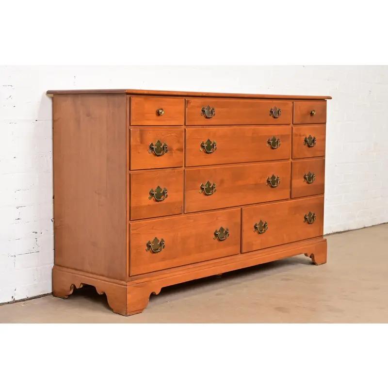 Comò o cassettiera Coloniale Americana, CIRCA ANNI 70 In condizioni buone in vendita a South Bend, IN