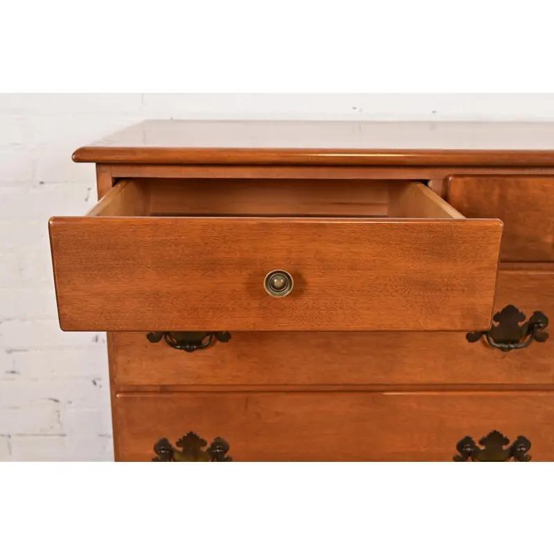 Fine XX secolo Comò o cassettiera Coloniale Americana, CIRCA ANNI 70 in vendita