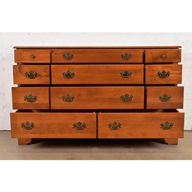 Fine XX secolo Comò o cassettiera Coloniale Americana, CIRCA ANNI 70 in vendita