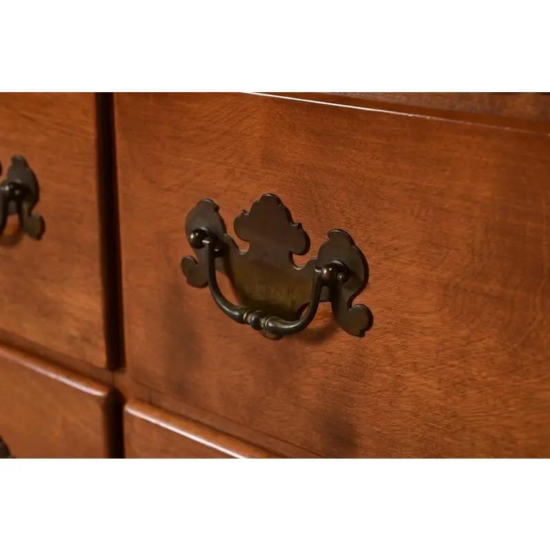 Ottone Comò o cassettiera Coloniale Americana, CIRCA ANNI 70 in vendita