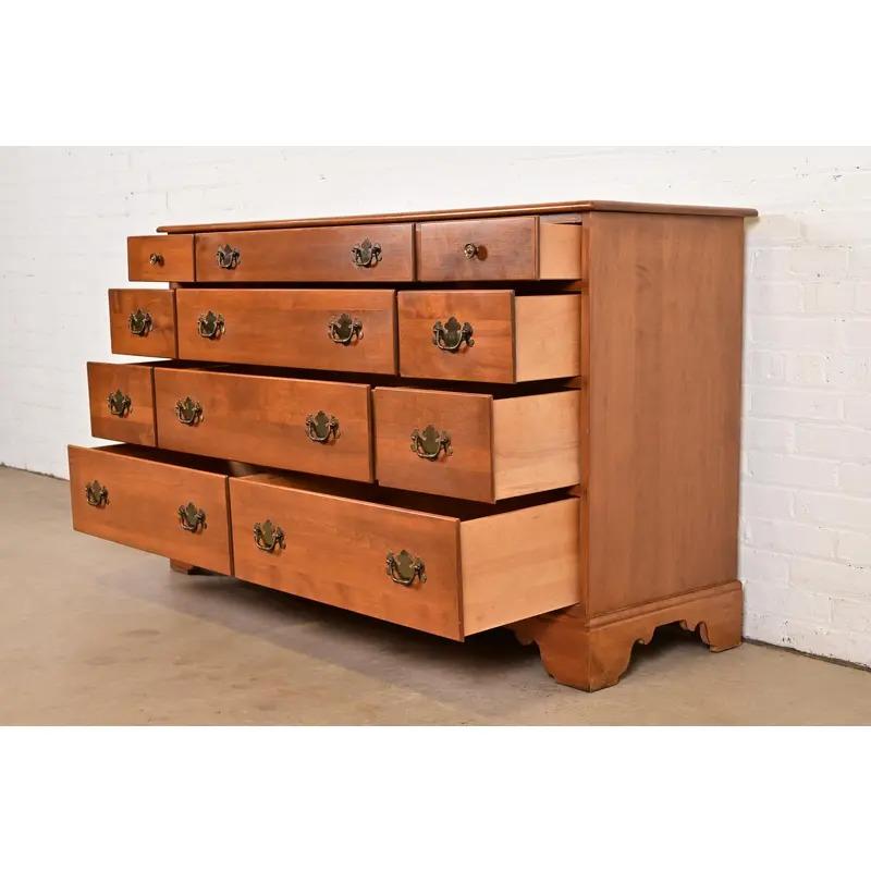 Ottone Comò o cassettiera Coloniale Americana, CIRCA ANNI 70 in vendita