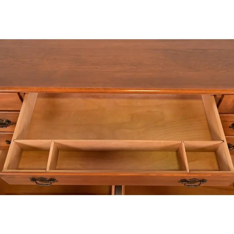 Comò o cassettiera Coloniale Americana, CIRCA ANNI 70 in vendita 1