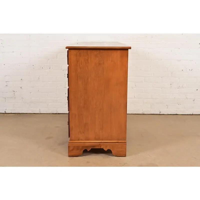 Comò o cassettiera Coloniale Americana, CIRCA ANNI 70 in vendita 2