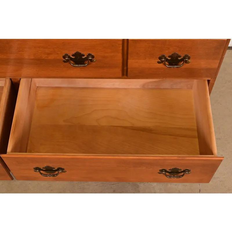 Comò o cassettiera Coloniale Americana, CIRCA ANNI 70 in vendita 2