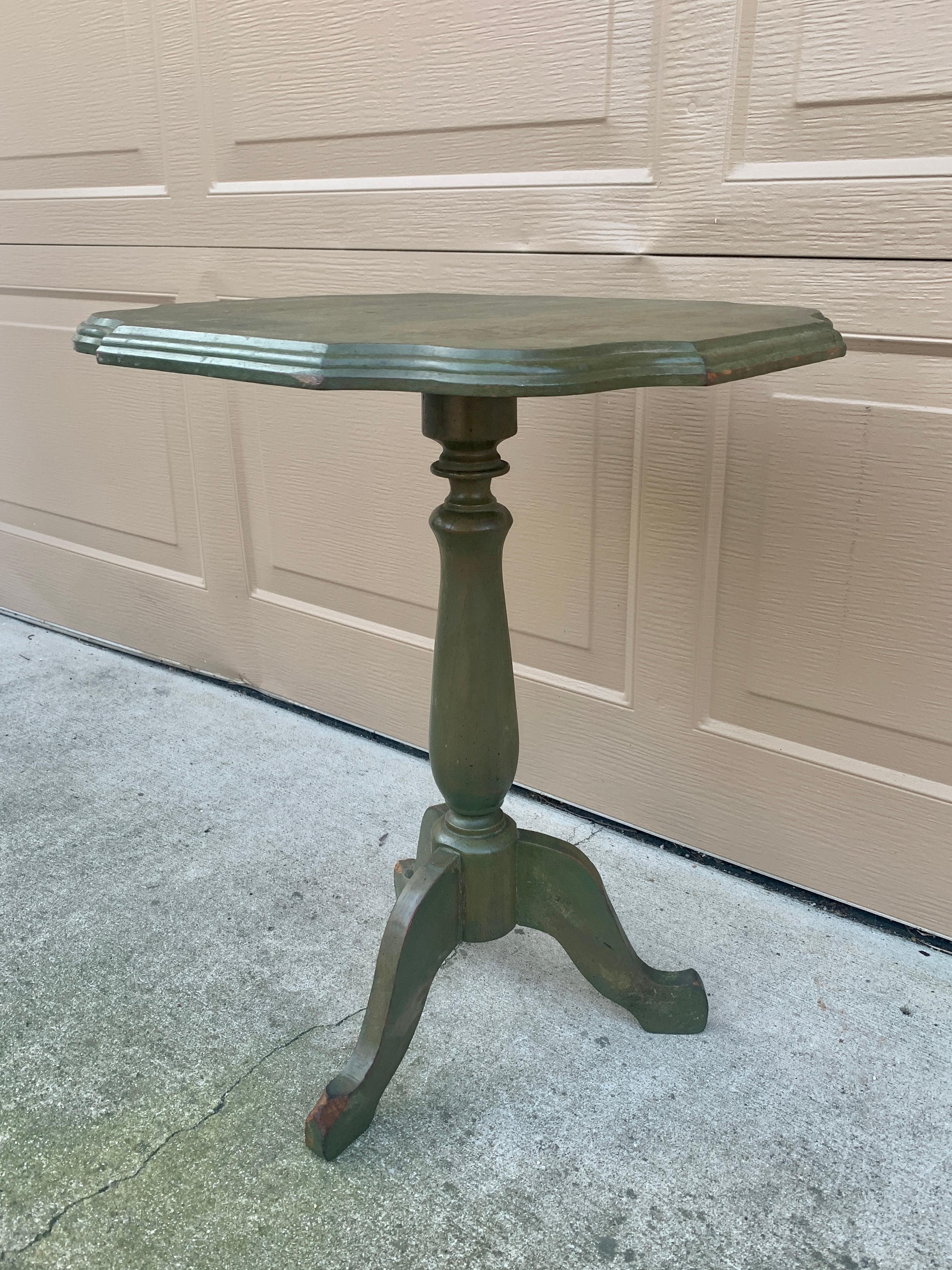 A gorgeous American colonial style flip top side table

USA, Circa 1950s

Painted walnut in a beautiful distressed green color.

Measures: 17.5