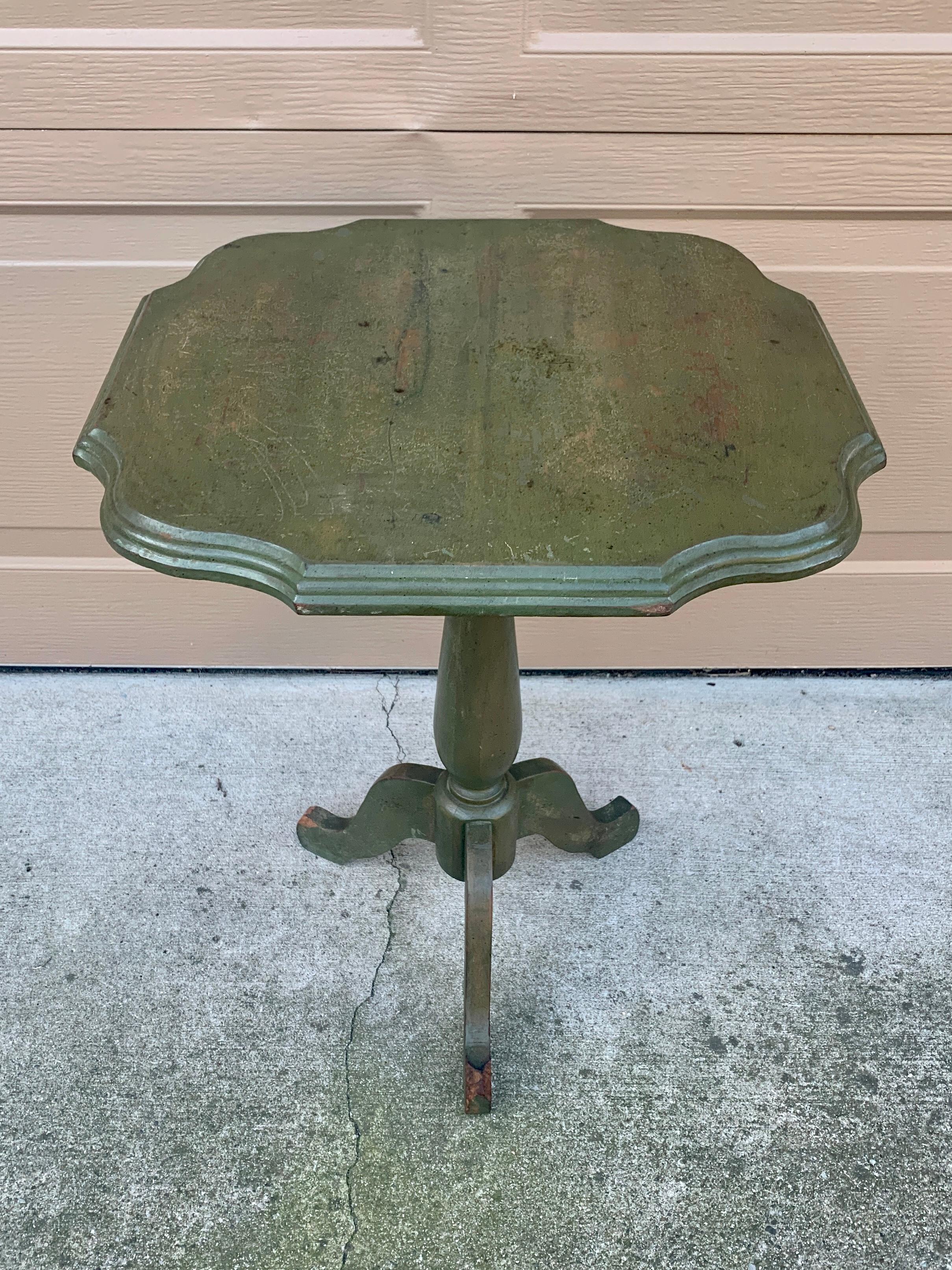 American Colonial Flip Top Painted Walnut Side Table, 1950s In Good Condition For Sale In Elkhart, IN