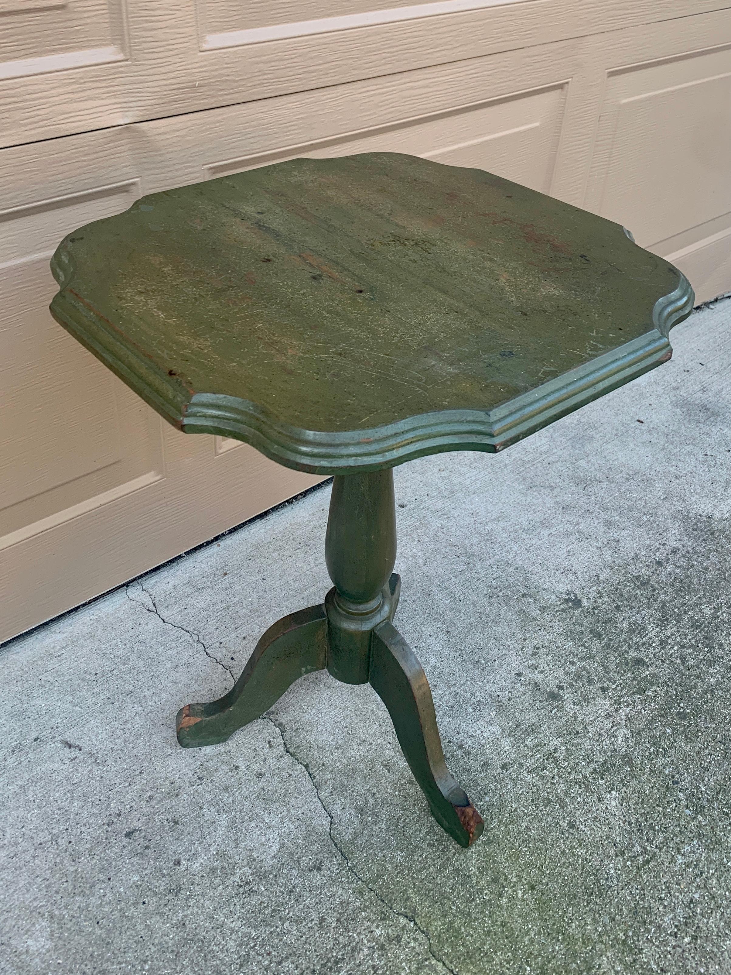 American Colonial Flip Top Painted Walnut Side Table, 1950s For Sale 1