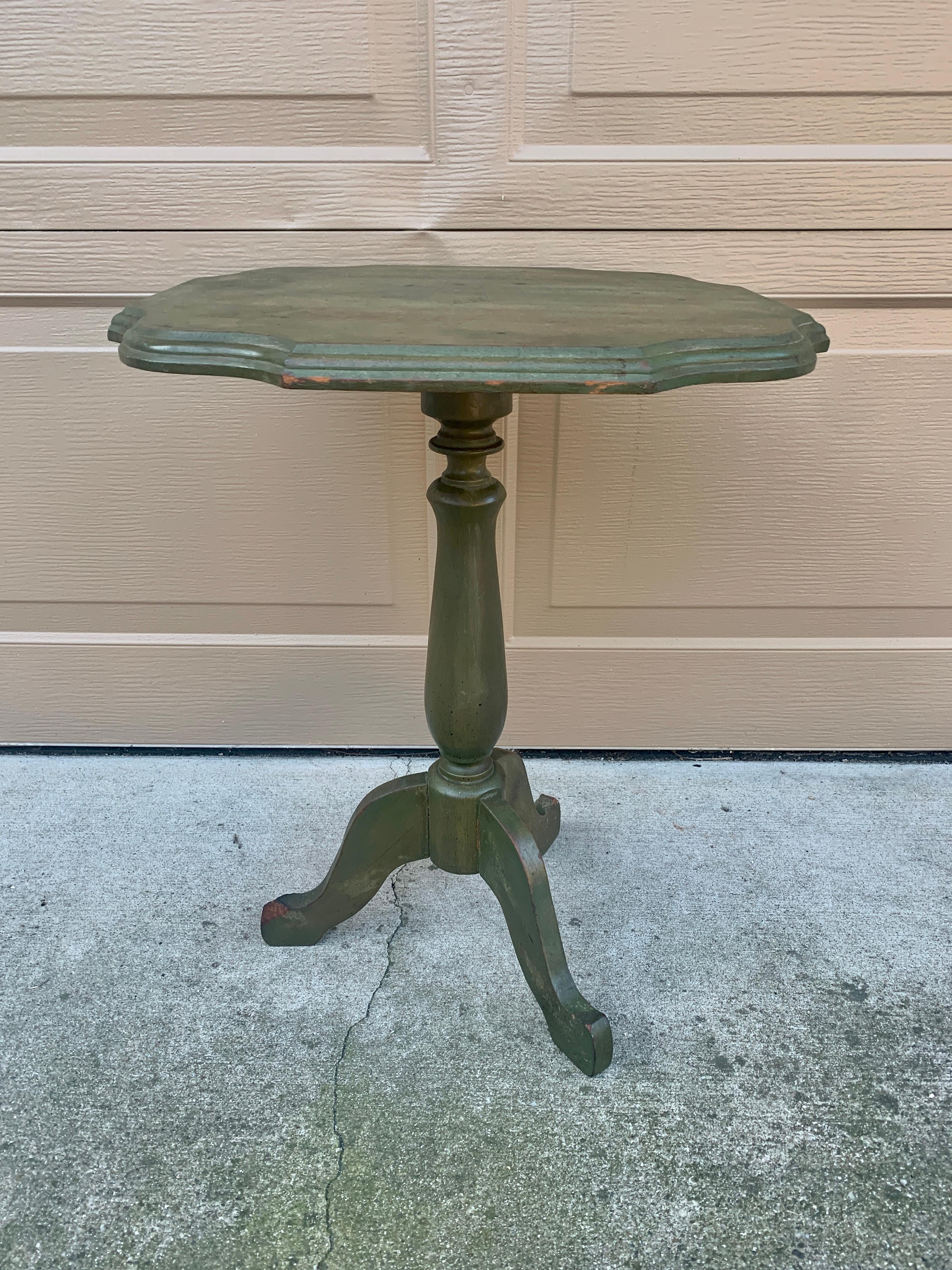 American Colonial Flip Top Painted Walnut Side Table, 1950s For Sale 5