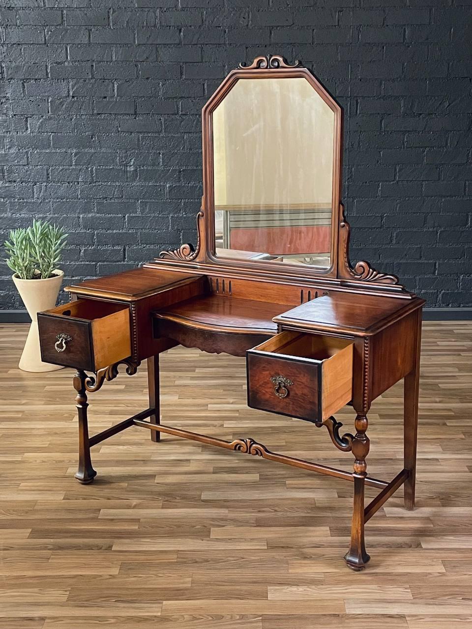 American Colonial Mahogany Vanity Desk In Good Condition In Los Angeles, CA