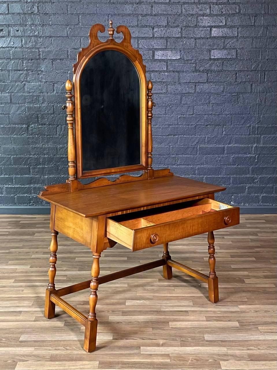 Colonial américain Table de toilette en érable Coloni avec miroir pivotant par West Michigan Furniture en vente