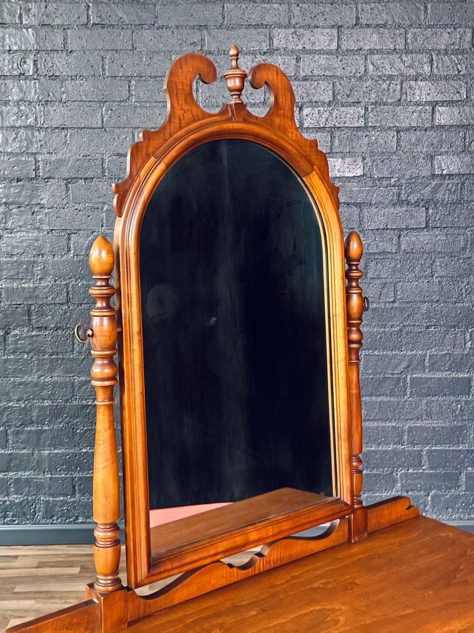 Américain Table de toilette en érable Coloni avec miroir pivotant par West Michigan Furniture en vente